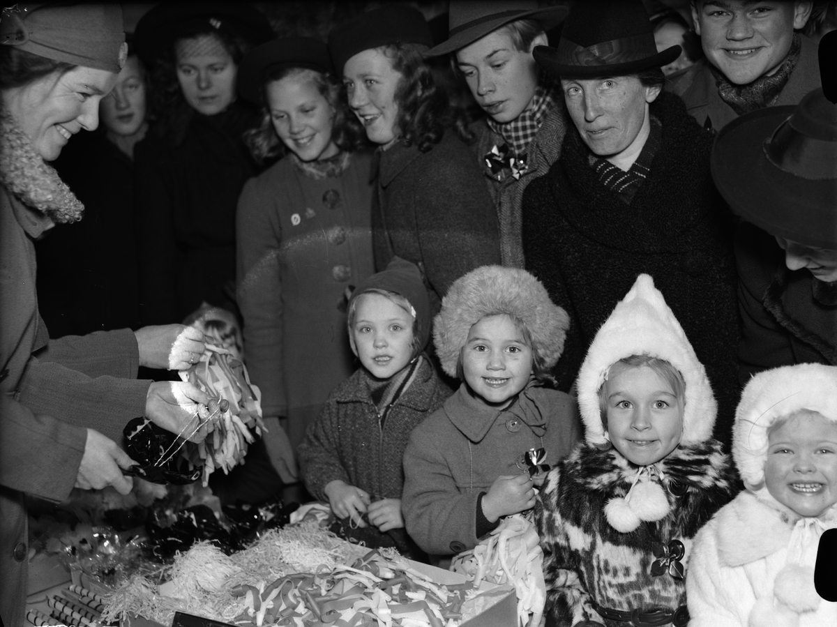 Paul Sandberg, "Lottornas julmarknad gav rekordinkomst. Fullkomlig folkträngsel på Fyristorg" - Uppsala december 1942