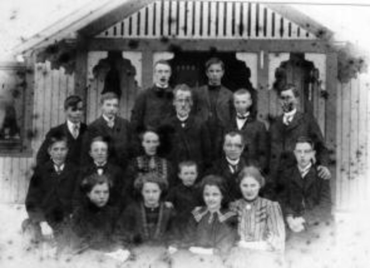Anno Domkirkeodden, Skoleelever og lærer ved fortsettelsesskolen, Helgøya.