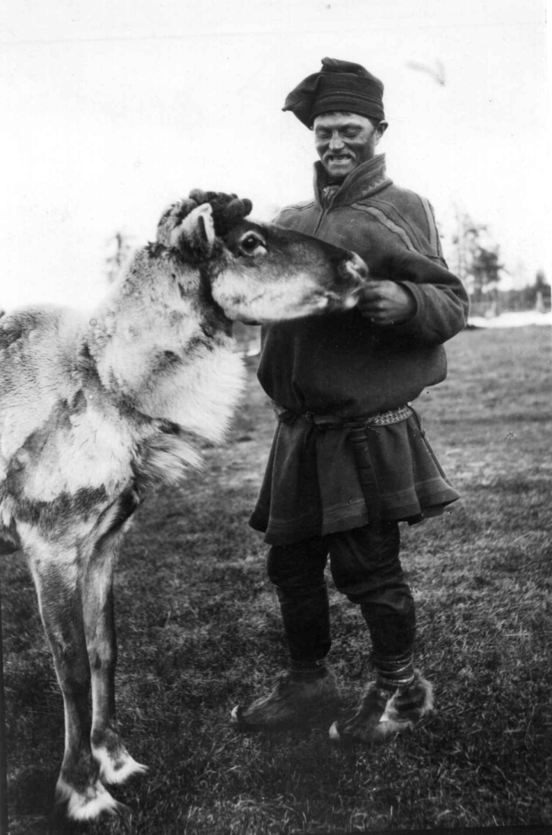 Konrad Nielsen, Arbeidsrein får brød av same.