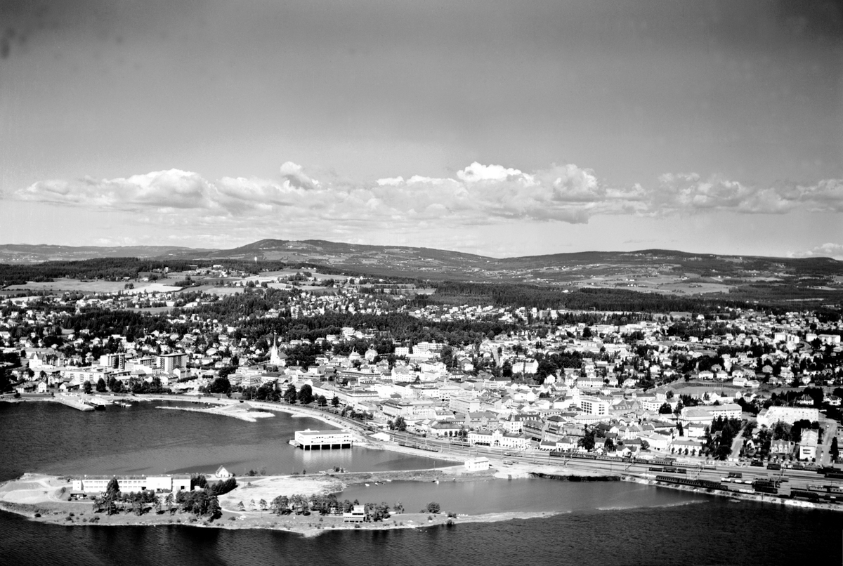 Widerøes Flyveselskap A/S, FLYFOTO OVERSIKT OVER BYEN, TJUVHOLMEN MOT HØSBJØR OG ÅSA