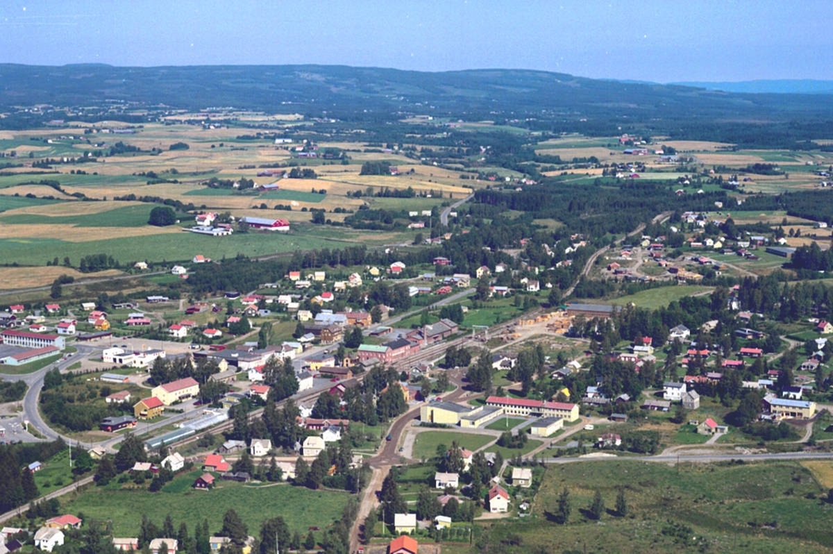 Widerøes Flyveselskap A/S, LØTEN SENTRUM. FLYFOTO.