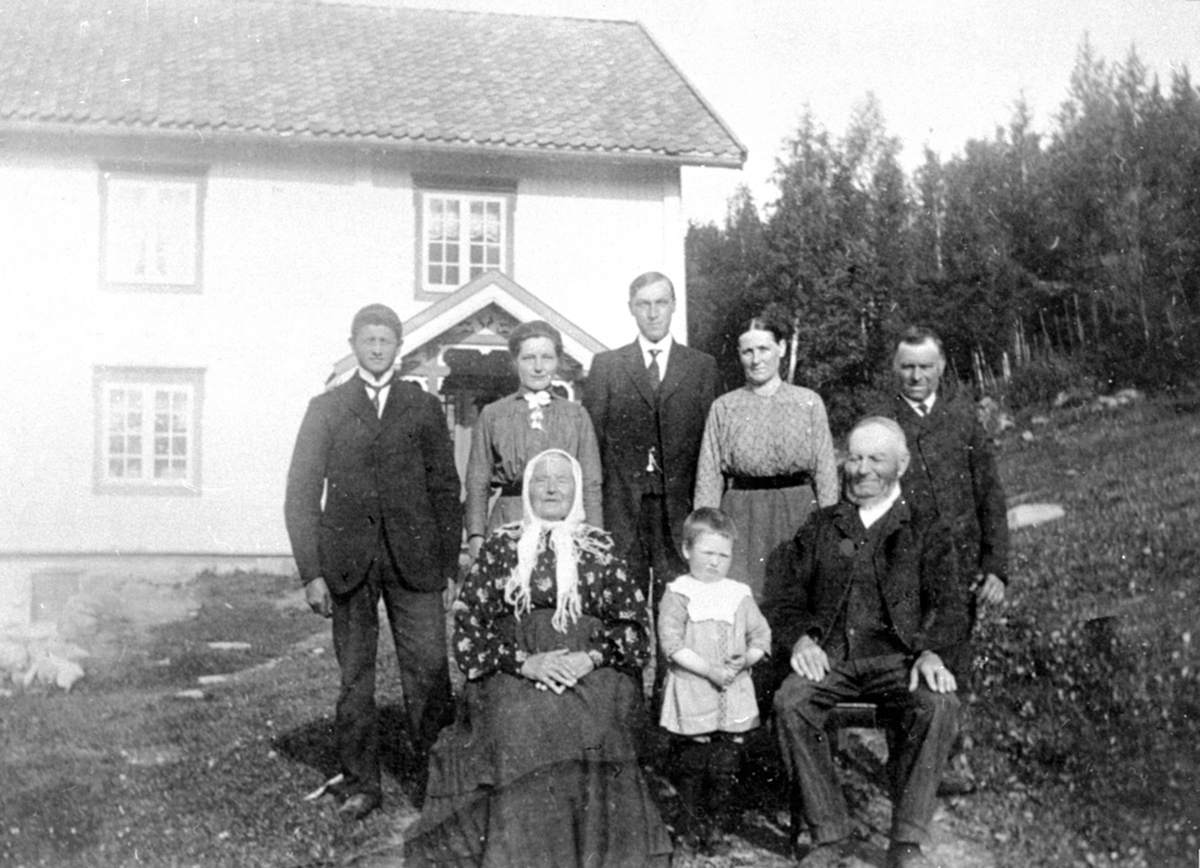 Anno Domkirkeodden, Familie gruppe 8. Syljuåsen Øvre, gnr 390, bnr 2. Mannen i midten bakerst, er Thorleif Karlsen, tømmermester. Brøttum.