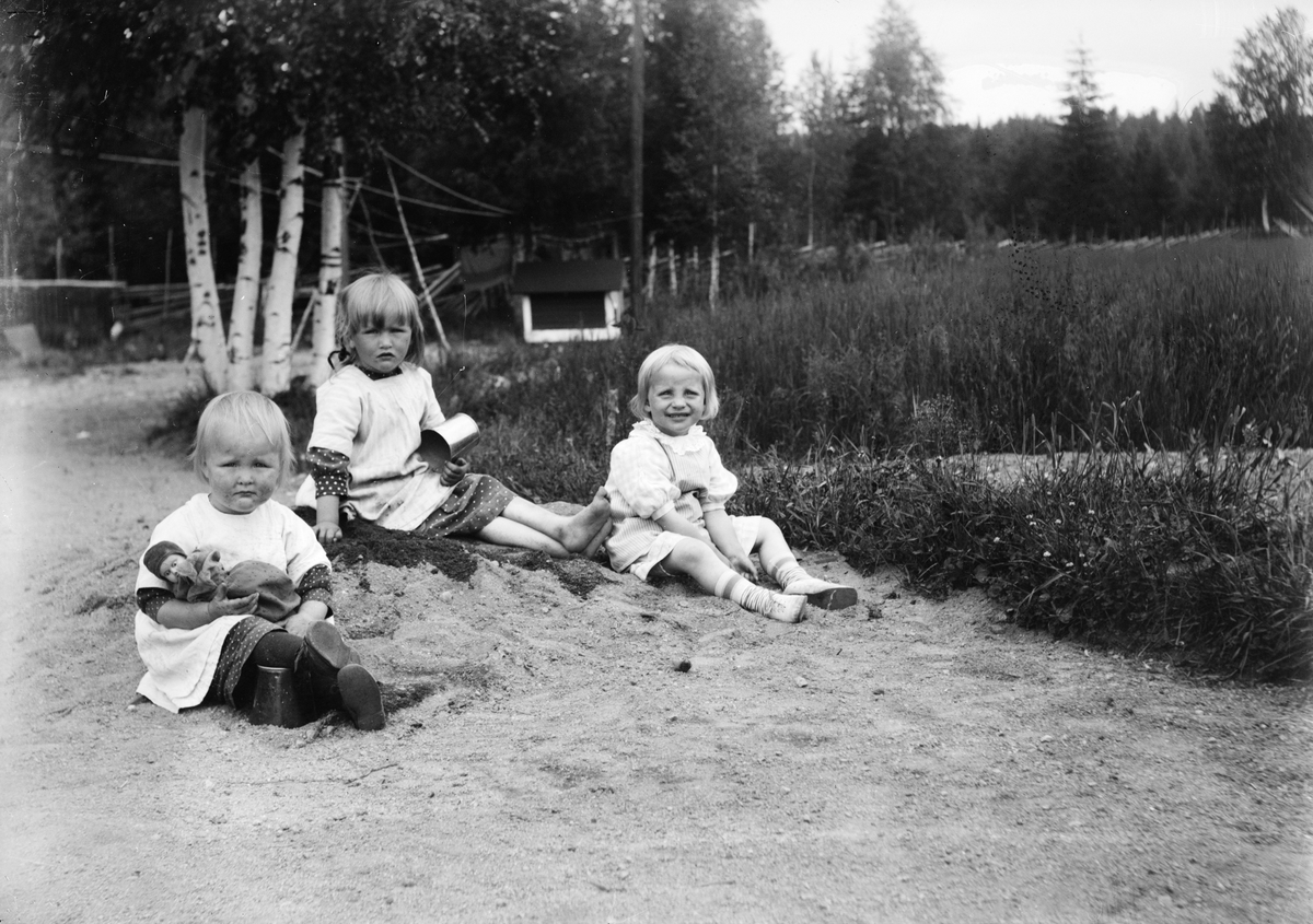 Okänd,, Marit Liljefors med två andra små flickor leker i sanden, sannolikt i Sverige