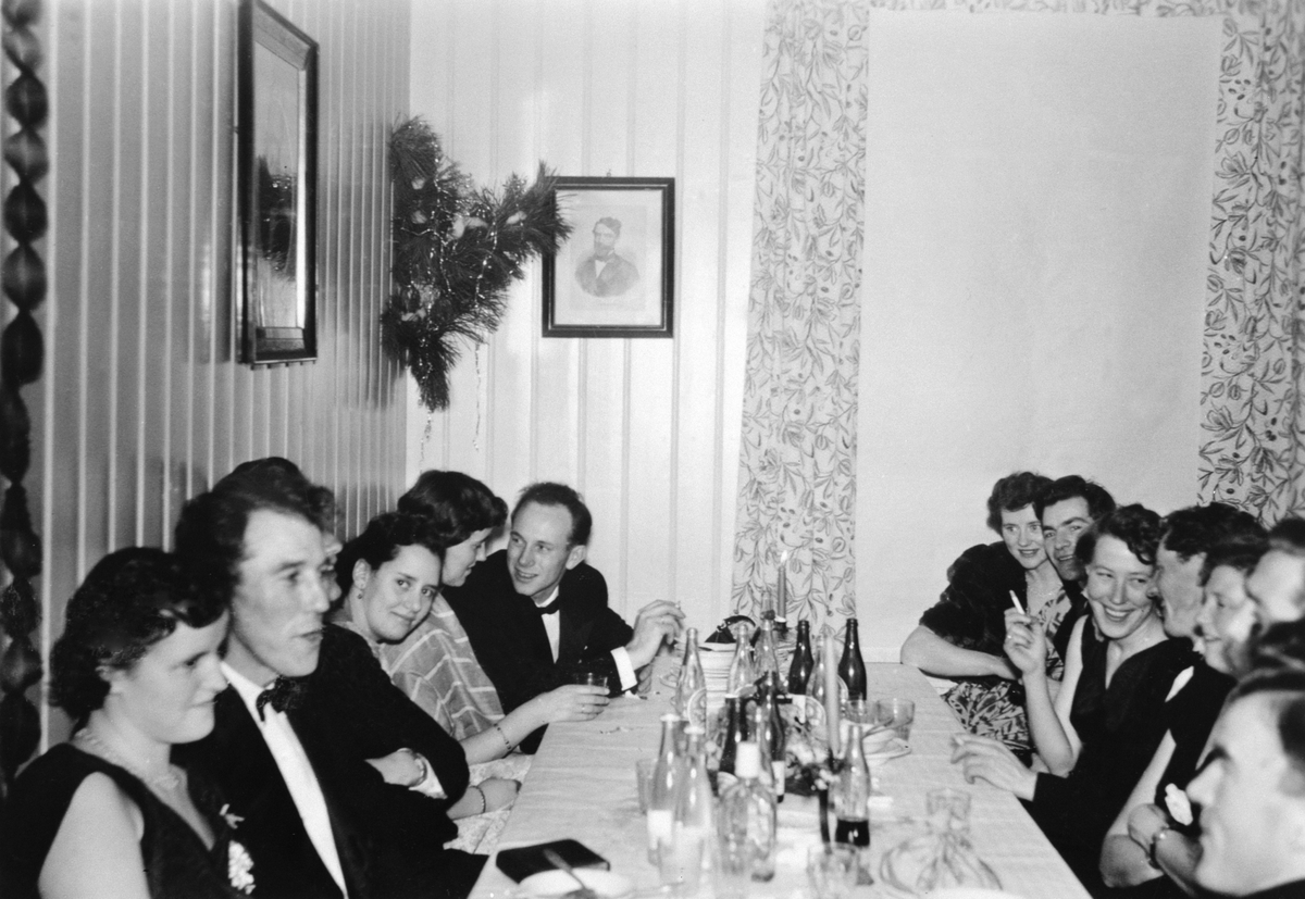 Anno Domkirkeodden, Ringsaker bondelag, nyttårsball, kaffestua,Tingvang. Fra venstre er Martha Røhrsveen, Kåre Bratberg, Tove Svennes, Ambjørg Røhrsveen, Anders Holen, Lisa Røhrsveen, Arne Lien, Eli Bratberg, Harald Bjørnstad.