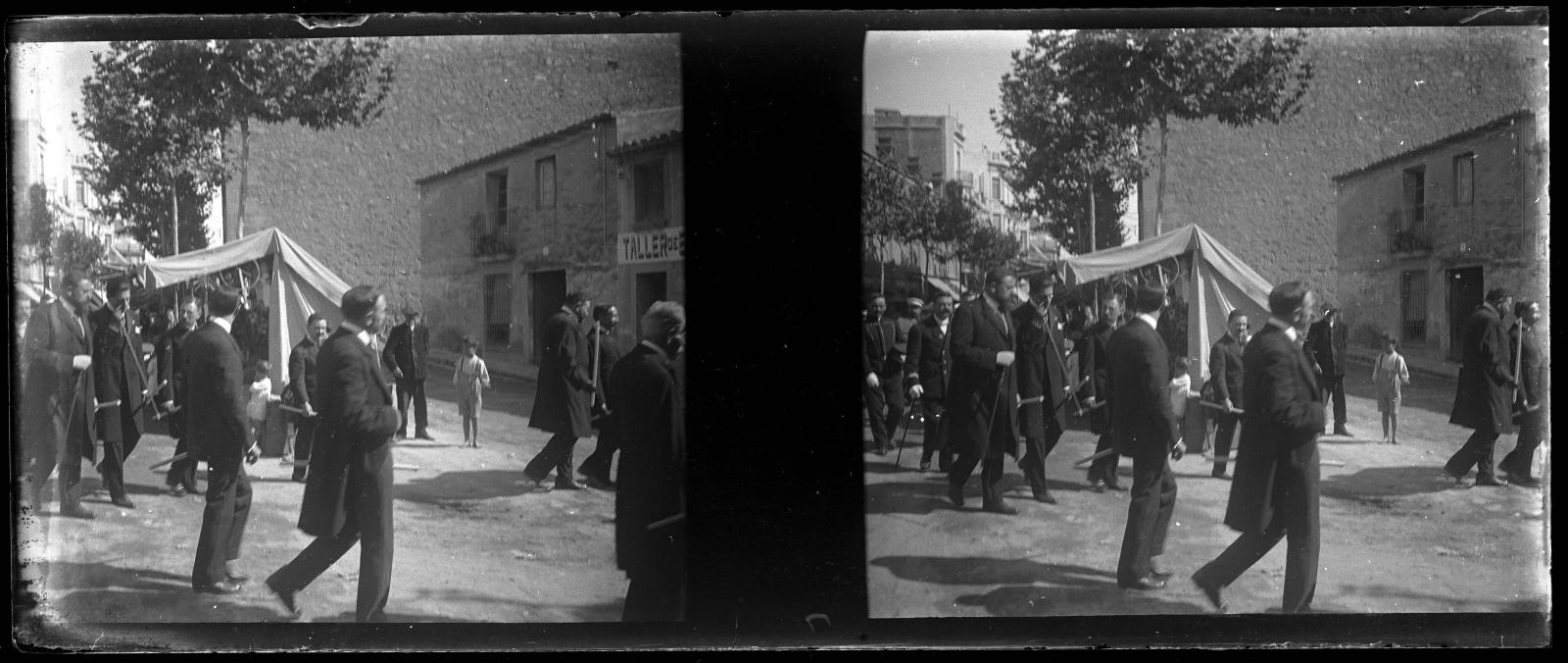 Desconegut, [Religious act on Calle Mayor de Sarria]