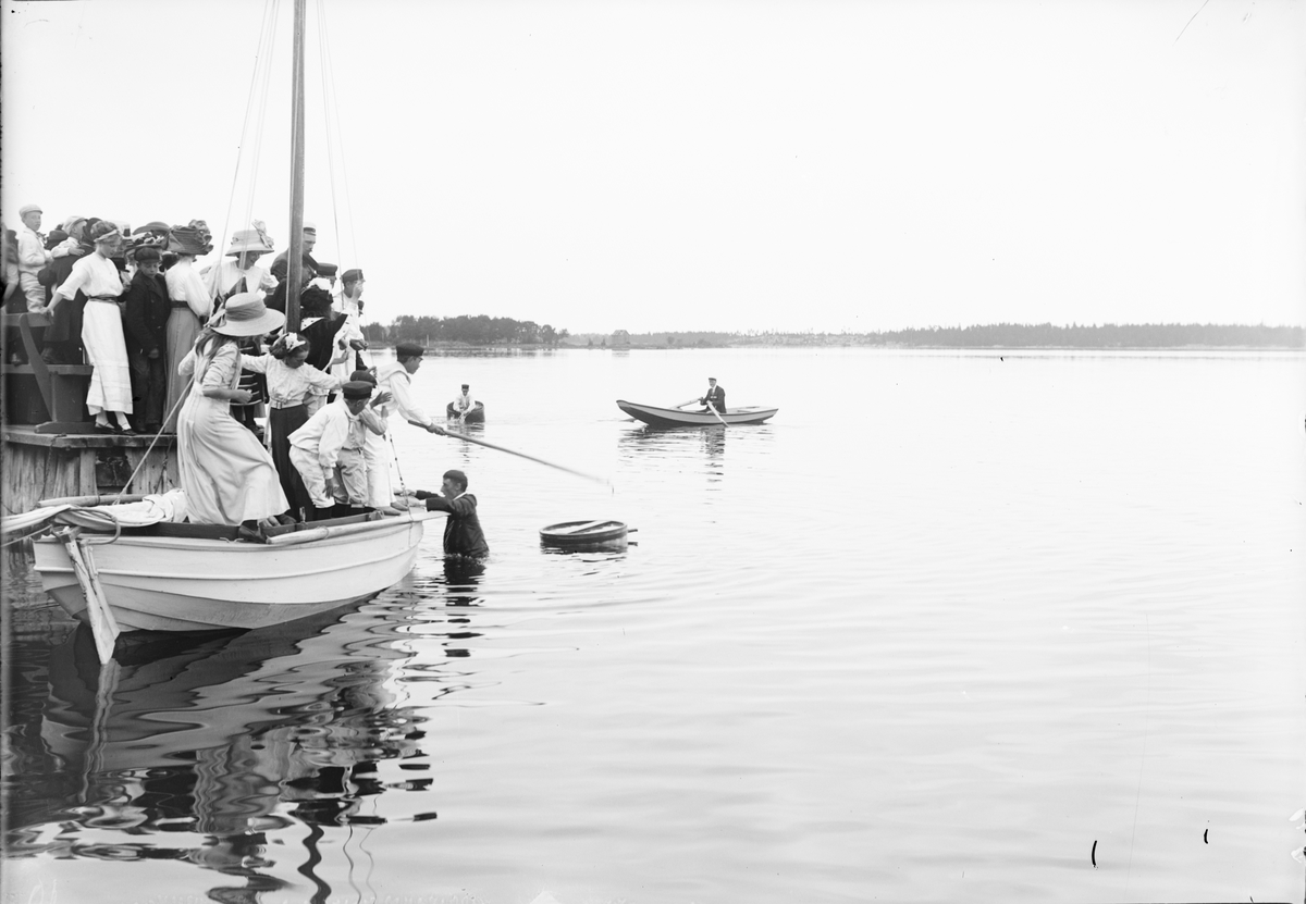Skötsner-Edhlund, "Badgummornas fest", roddtävling med tunnor, Östhammar, Uppland