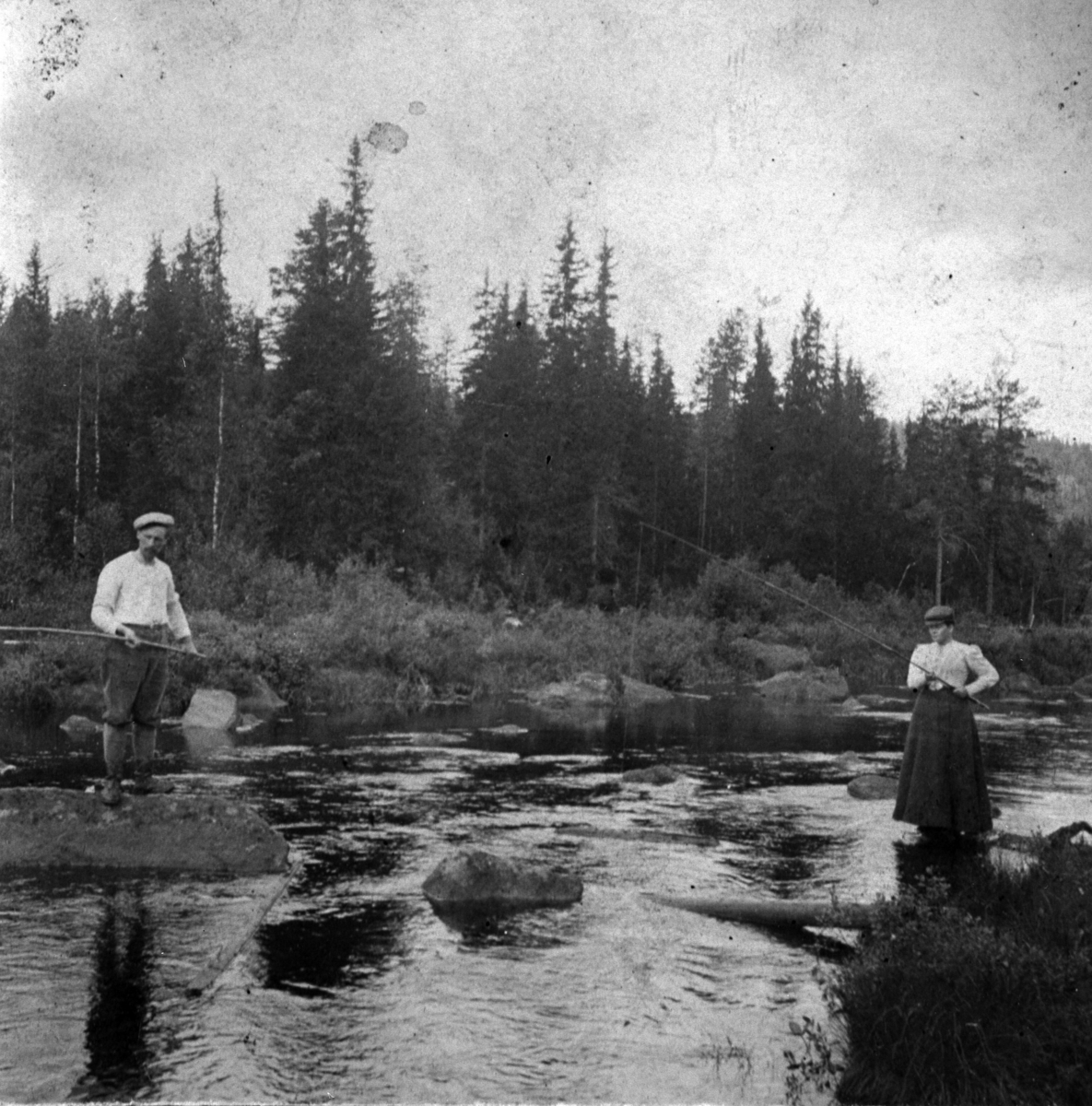Anno Domkirkeodden, GRUPPE: 2, MANN OG DAME MED FISKESTANG, RASENSJØEN, TIL VENSTRE: RASEN HESTNÆS, MARIE,