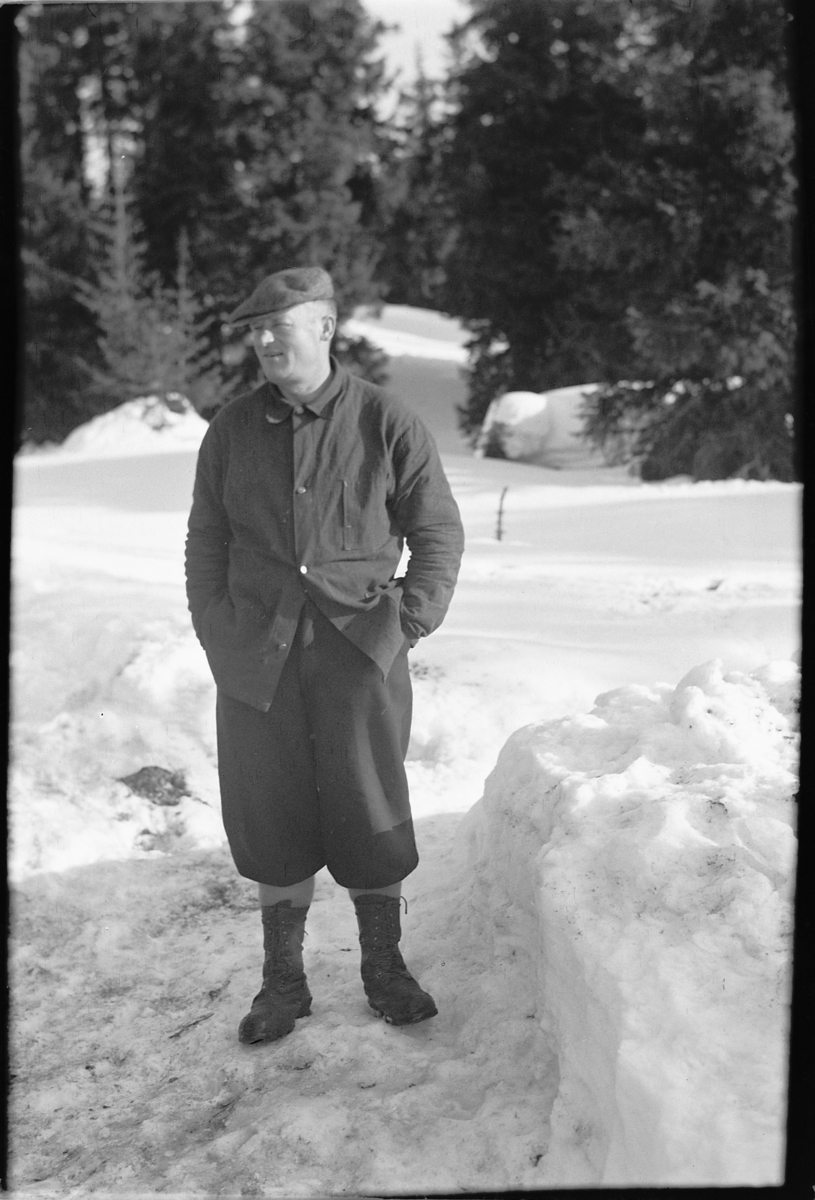 Håkon Prestkværn, Ukjent mann med sixpence og nikkers i skogen.
