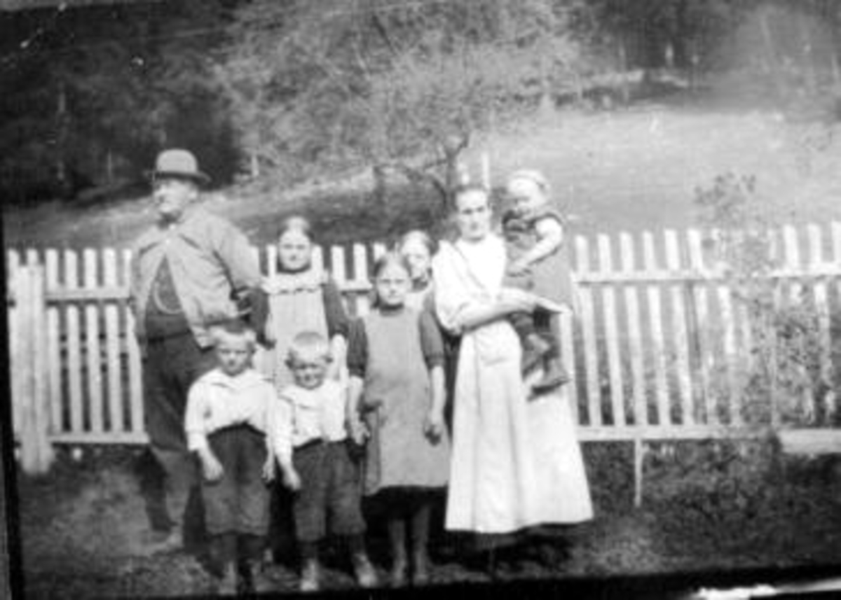 Anno Domkirkeodden, Even Presterud med familien på gardstunet Prestrud, Helgøya. Kona Eline med datteren Ellen på armen. De andre barna er Alslaug, Betsy, Petra Lovise, Lars og Johannes.