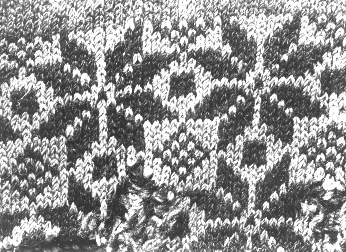 Anna Grostøl, Bråtådal, Skjåk, Oppland 1941. Detalj av mønster på sokk.