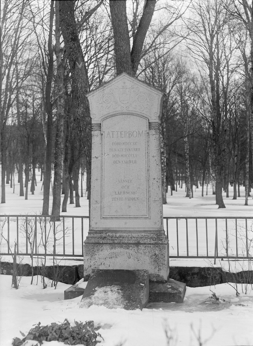 Henri Osti's Fotografiateliér, Per Daniel Amadeus Atterboms gravmonument, Uppsala gamla kyrkogård, Kungsgärdet, Kåbo, Uppsala 1911