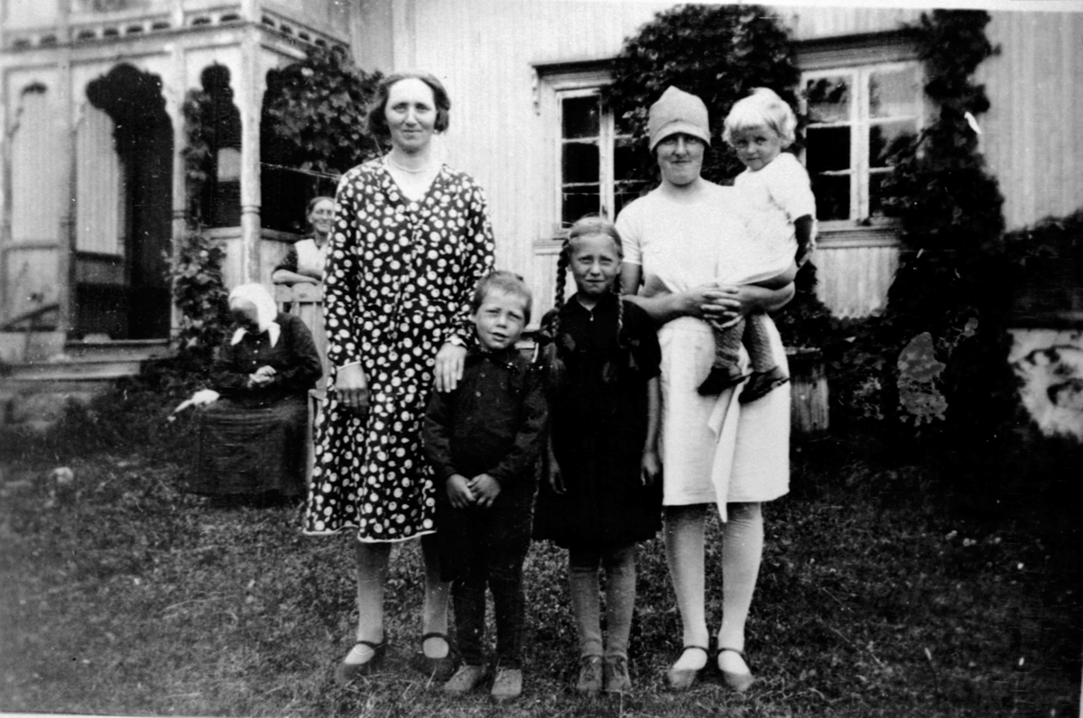 Anno Domkirkeodden, Bak er Agnethe Hansen, foran er Hilda Olsen, Bjarne Gudbrandsen, Anna Vinjusveen, Agnethe Nybakken, Grethe Nilsen, Rønnebergshaugen, Veldre, Ringsaker.