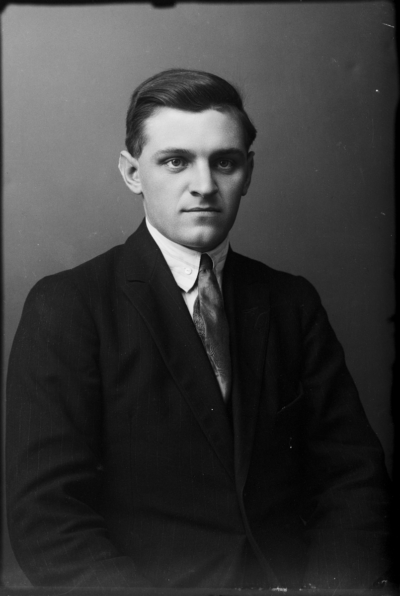 Skötsner-Edhlund, Ateljéporträtt - man, Östhammar, Uppland