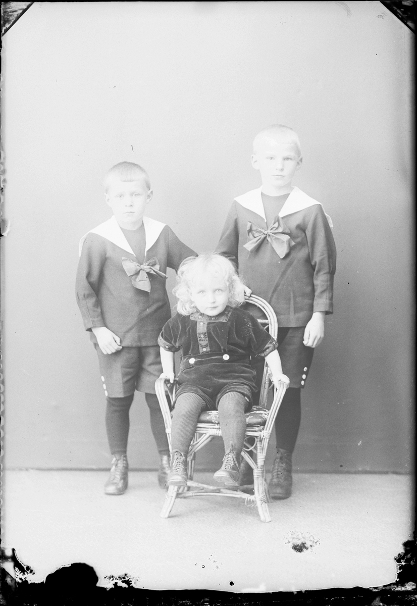 Skötsner-Edhlund, Ateljéporträtt - tre barn, Östhammar, Uppland