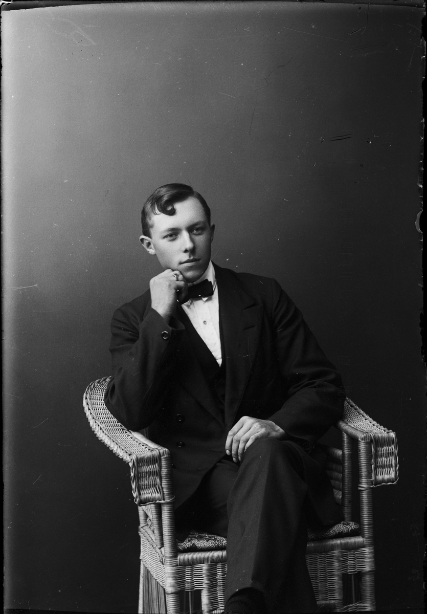 Skötsner-Edhlund, Ateljéporträtt - man, Östhammar, Uppland
