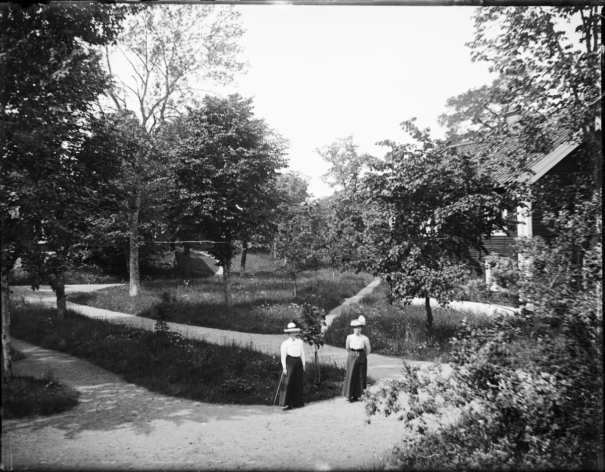 Okänd,, Två kvinnor i parken, Sätra brunn, Sala