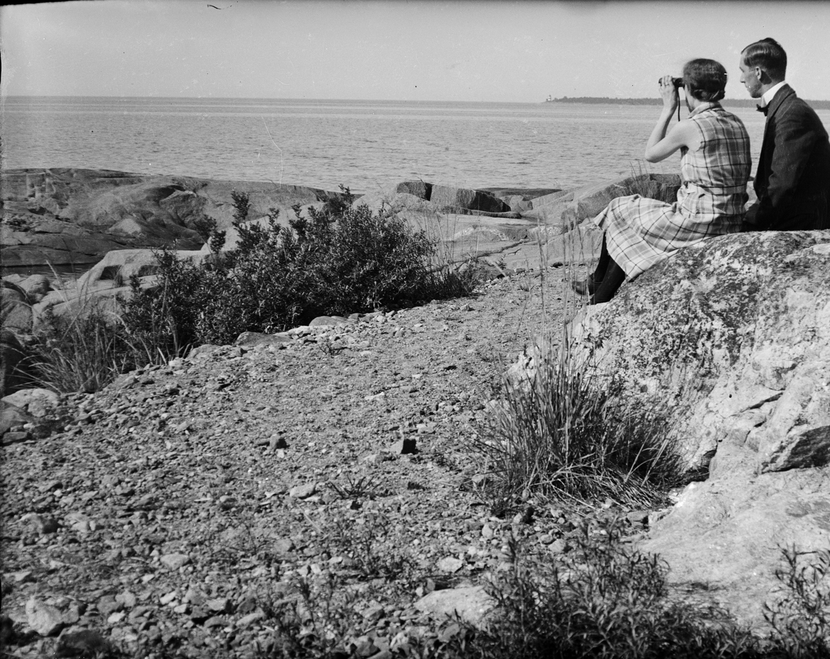 Skötsner-Edhlund, Man och kvinna tittar ut över havet , Östhammar, Uppland