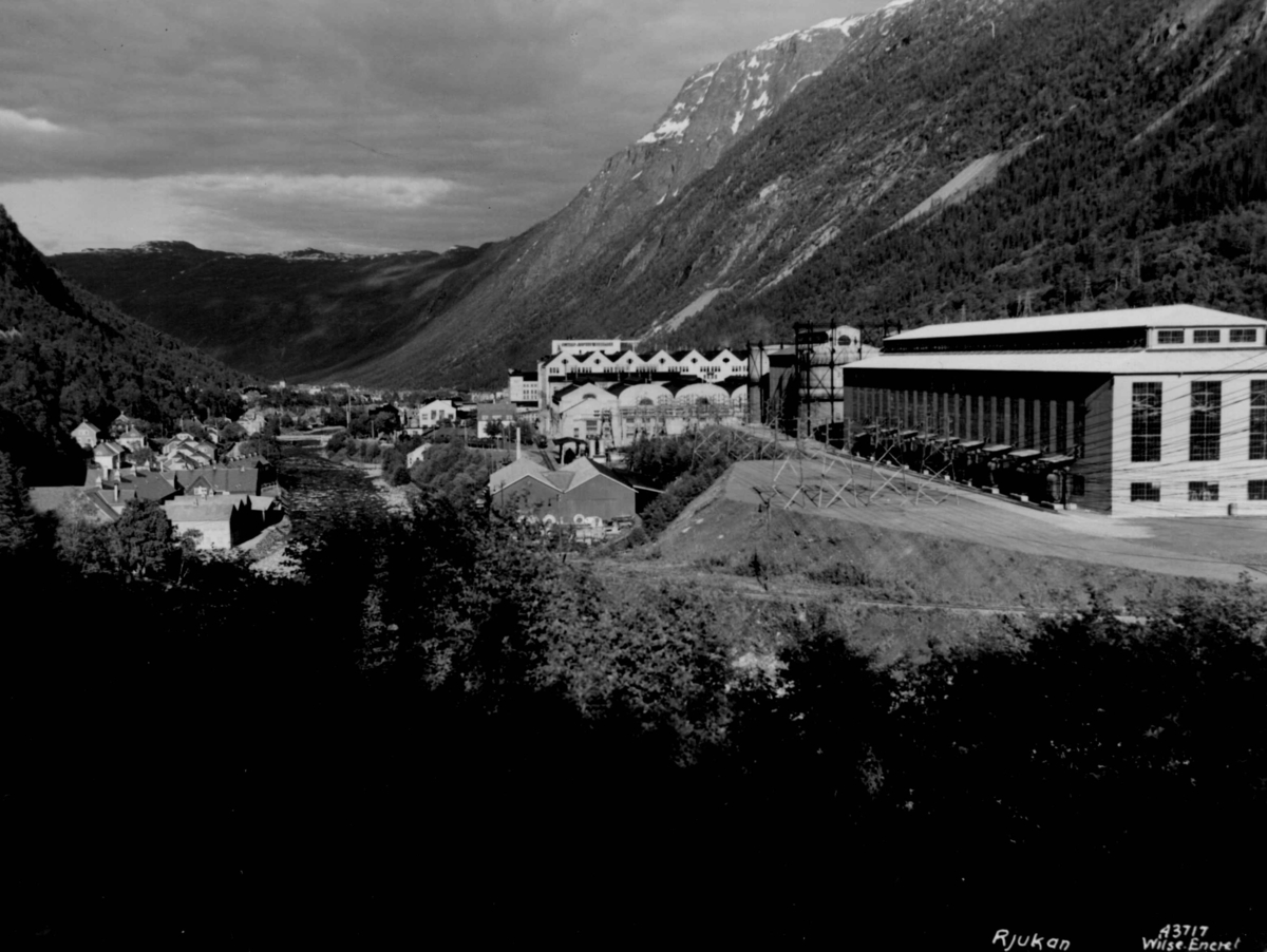 Anders Beer Wilse, Fabrikkbygning i "Nyanlegget" (ca. 1930) på Rjukan. Rjukan i Vestfjorddalen i Tinn.