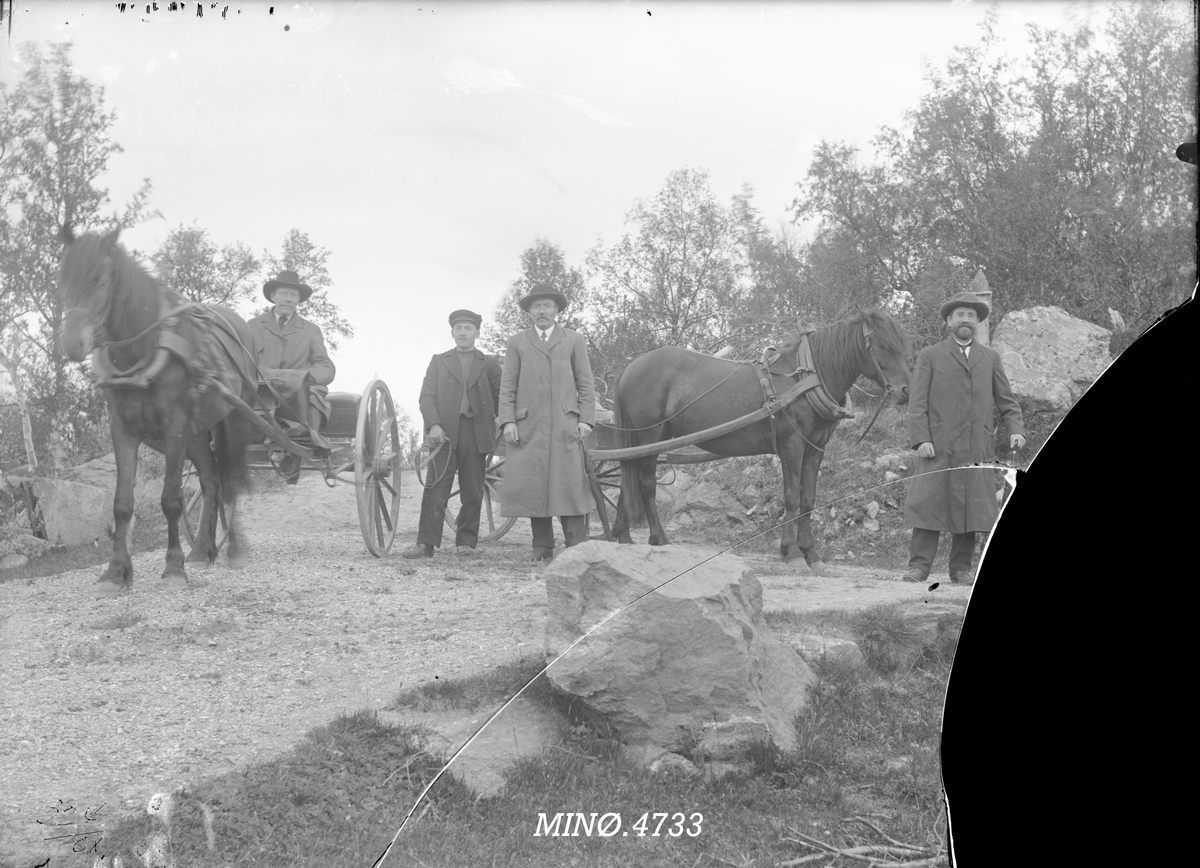 Peder J. Bredalslien, hest, kariol, personer, klær, frakk,