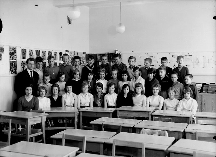 Sven Lindskog, Classroom interior, 35 schoolchildren with teachers.