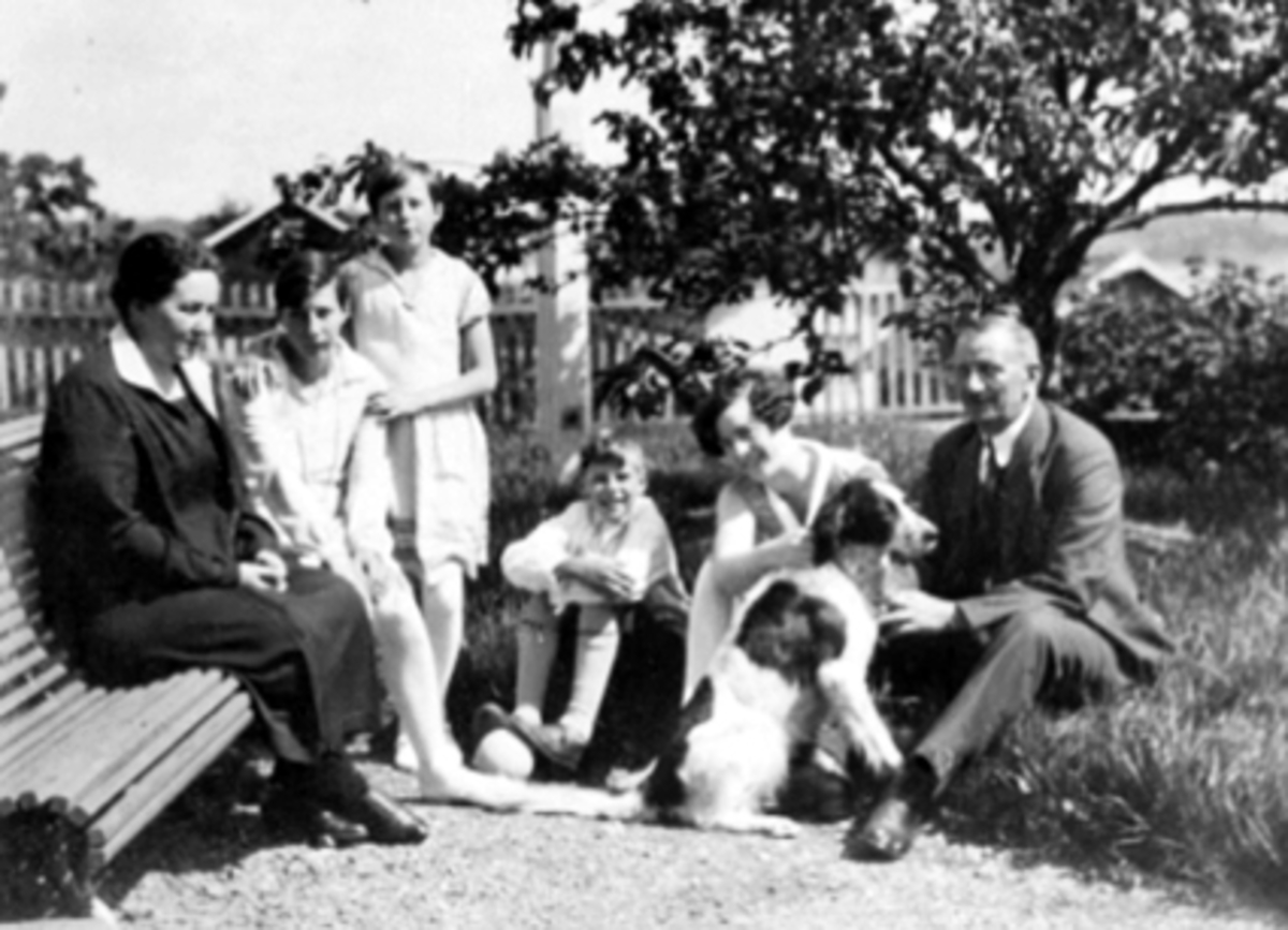Anno Domkirkeodden, Familiegruppe 6, Harder, 1929, Åsgård, Briskebyen, Briskebyvegen 15, Hamar. F.v. Valborg Harder, Liv Harder, Gerd Harder, Fridtjof Harder, Else Harder, Eivind Harder. Hunden King.
