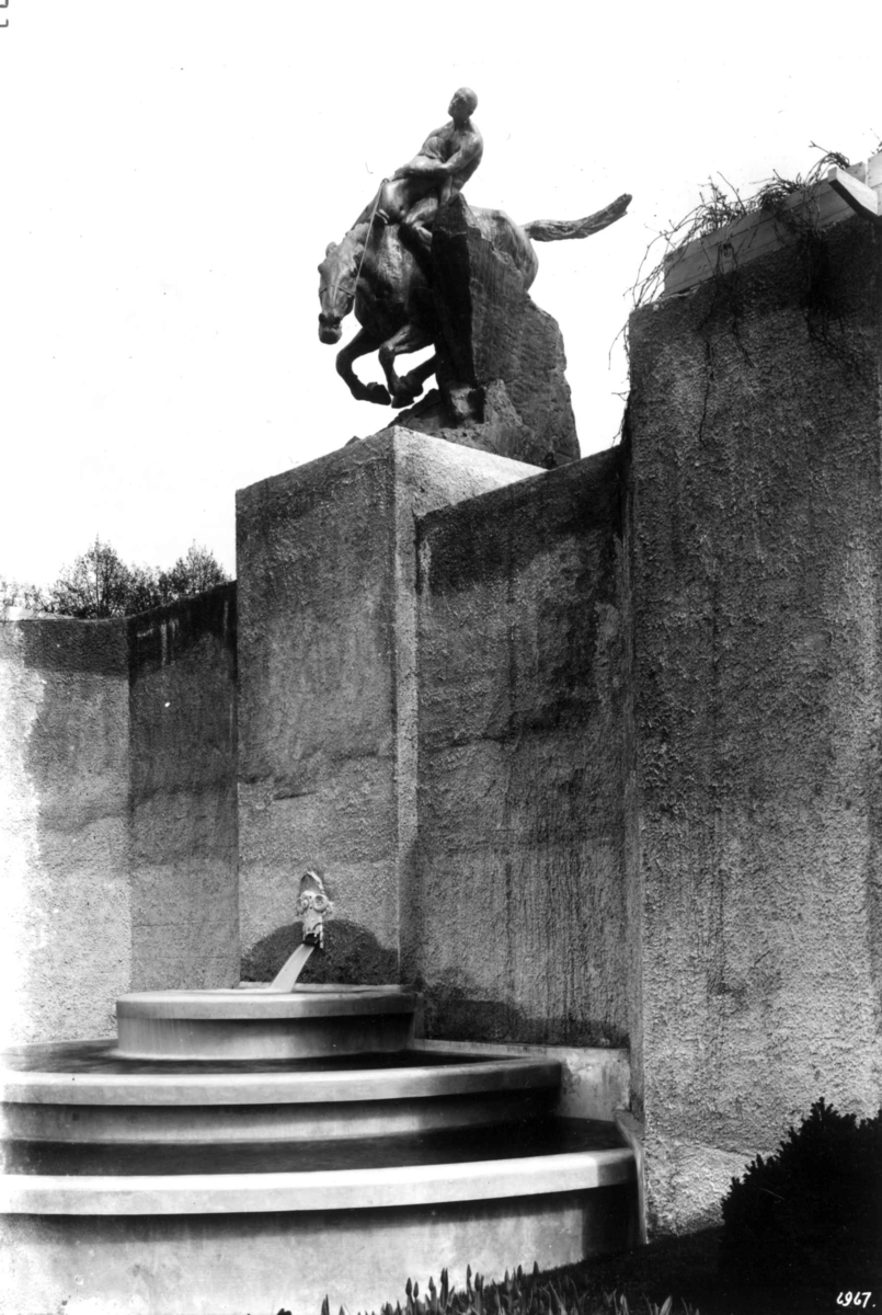 Hermann Christian Neupert, Jubileumsutstillingen på Frogner, Oslo, 1914. Skulpturen Helhesten av Gunnar Utsond. Springvann i forgrunnen.