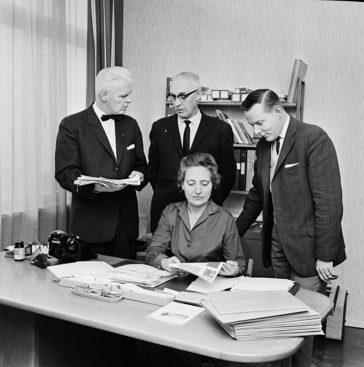 Uppsala-Bild, "300 Uppsalaelever möblerade önskelya" - jurymedlemmarna André Hammarberg, Sten Engberg, Britten Melchert och Hans Laginder, Uppsala mars 1965