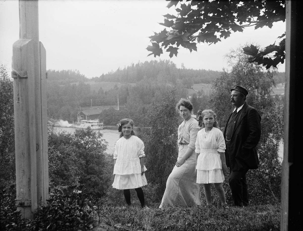 St Joseph, Woman, man and two girls, likely Mean Pad