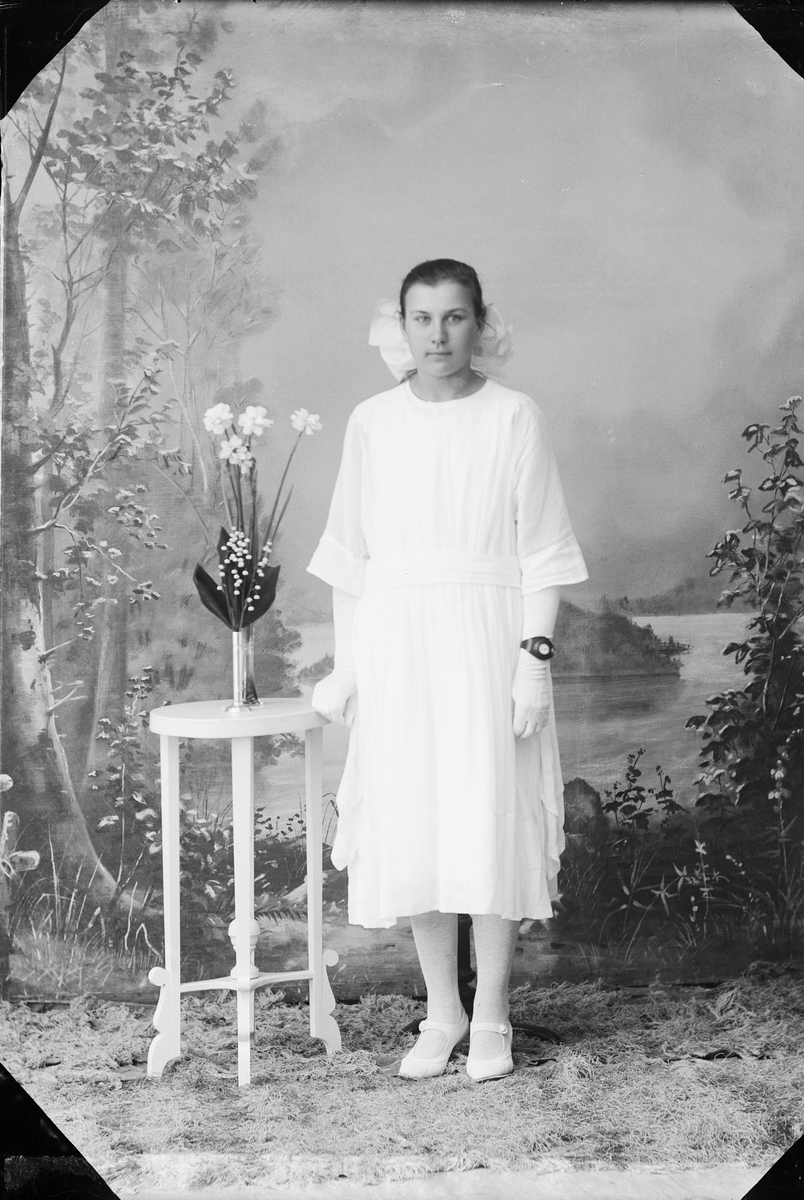 Skötsner-Edhlund, Ateljé Portrait - Märtha Johnsson from Hargshamn, Harg parish, Uppland 1923