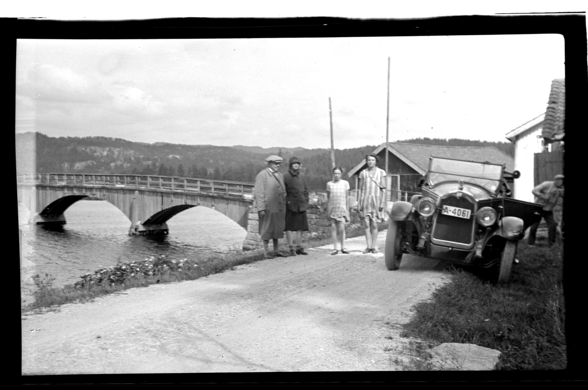 Rolf Sr. Sundt, Ekteparet Lauritz og Gerda Sundt står sammen med to ukjente jenter ved Rolf Sundt sr.'s Buick foran en bro. Fotografert 1930.