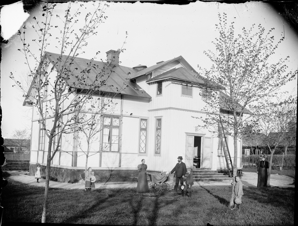 Skötsner-Edhlund, Familj utanför Östhammars missionshus, Östhammar, Uppland