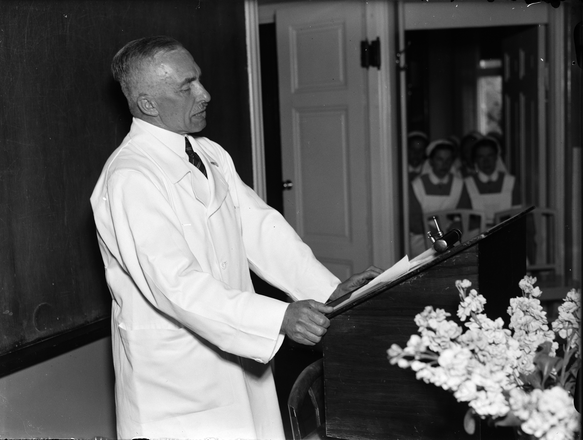 Paul Sandberg, "Kirurgins snabba frammarsch har ej tappat tempot" - professor Gunnar Nyström avskedsföreläser, Akademiska sjukhuset, Uppsala maj 1942