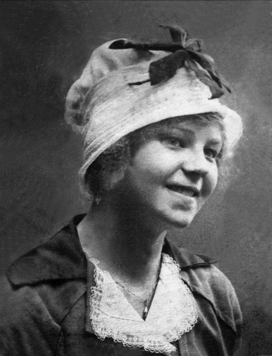 Gustav Borgen, Avfotografering. Portrett, kvinne med hatt. Frøken Jægerlund.