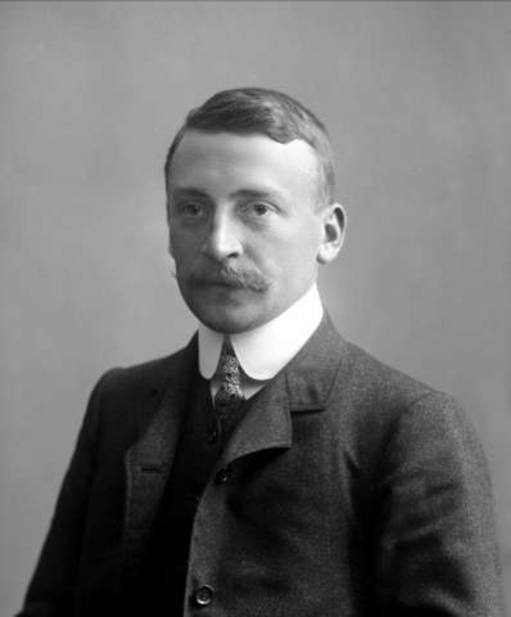 Gustav Borgen, Portrett, mann med dress. Stud.med. Amundsen.