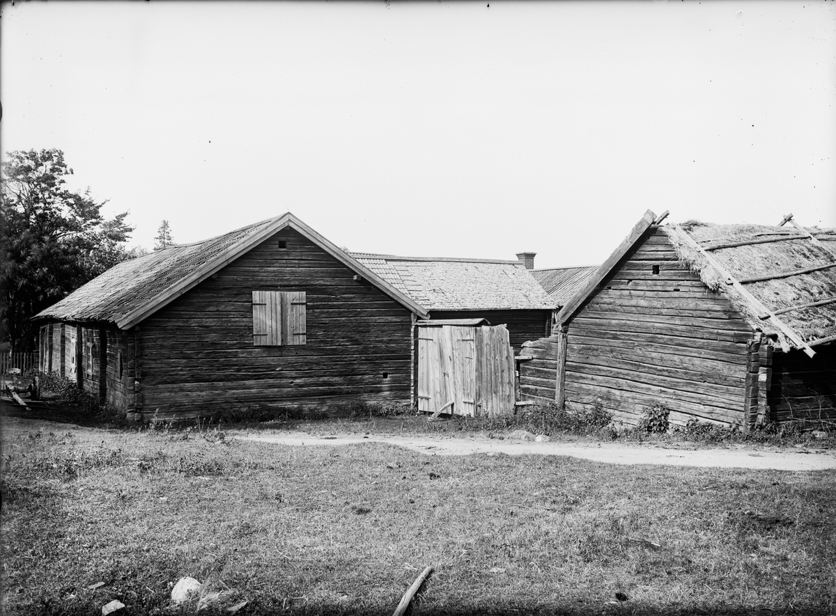 Paul Sandberg, Gårdsmiljö med uthus i centrala Uppland