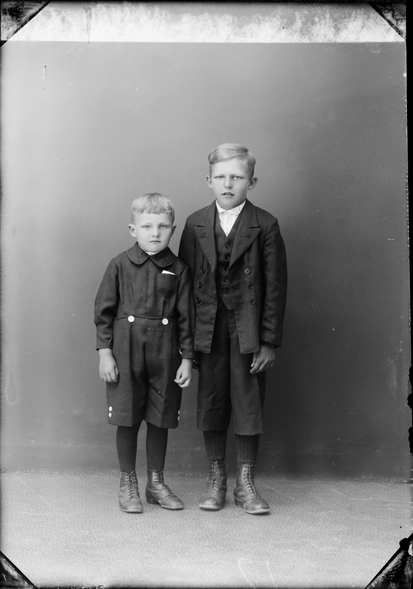 Skötsner-Edhlund, Barnporträtt - två pojkar, Östhammar, Uppland