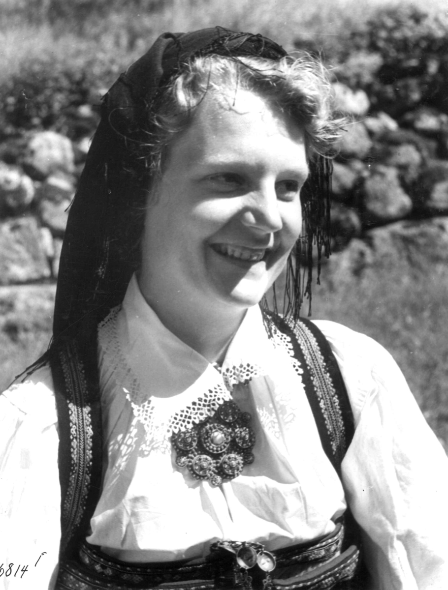 Anders Beer Wilse, Kvinnedrakt, Jenter med hodeplagg