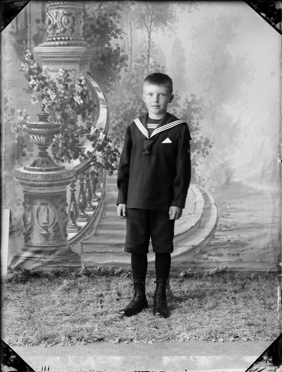 Skötsner-Edhlund, Barnporträtt - Pojke, Östhammar, Uppland