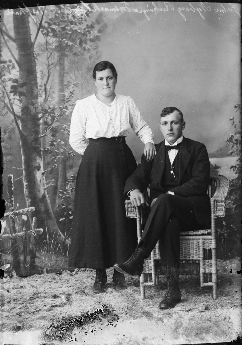 Skötsner-Edhlund, Ateljéporträtt - kvinna och John Nyberg från Berkinge, Forsmark socken, Uppland
