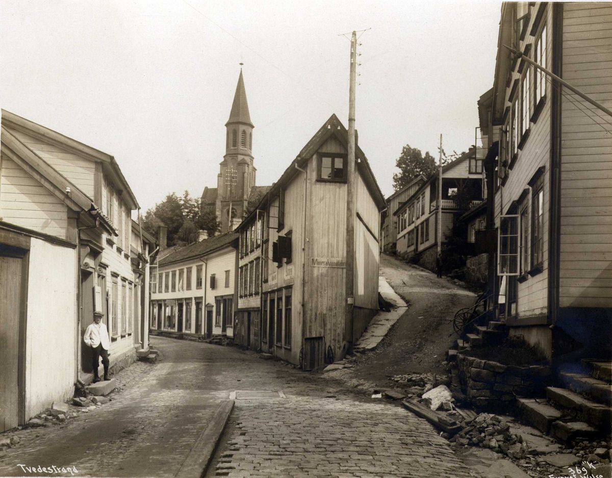 Anders Beer Wilse, Gateparti med Tvedestrand kirke i bakgrunnen, Tvedestrand, Aust-Agder.