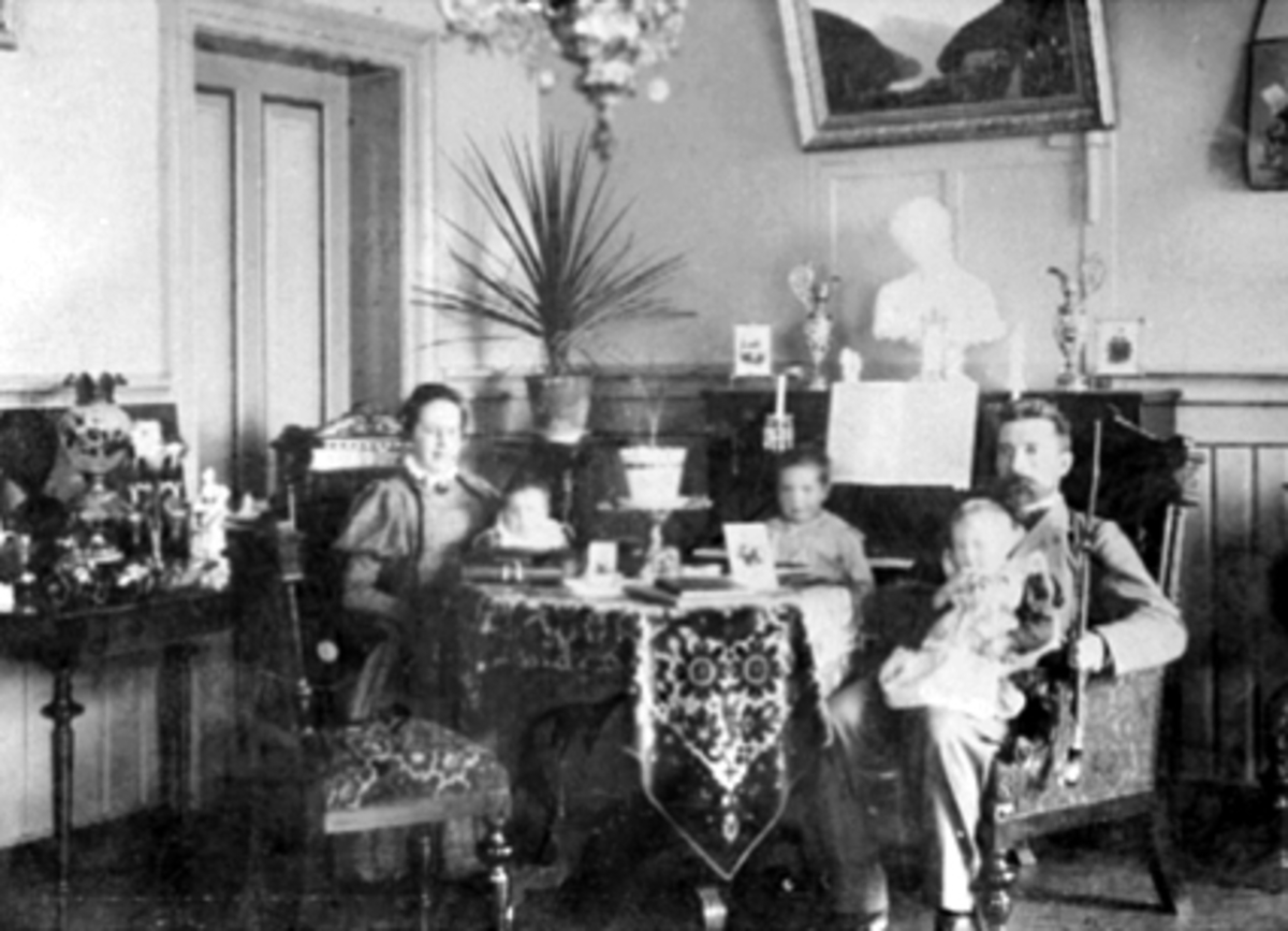 Anno Domkirkeodden, Interiør, stue, familien Godager, f. v Thora Julia Godager født Dahl. Even Godager, barna, Torbjørg, Fridtjof, Astrid og Even Godager. Stangevegen i Hamar.