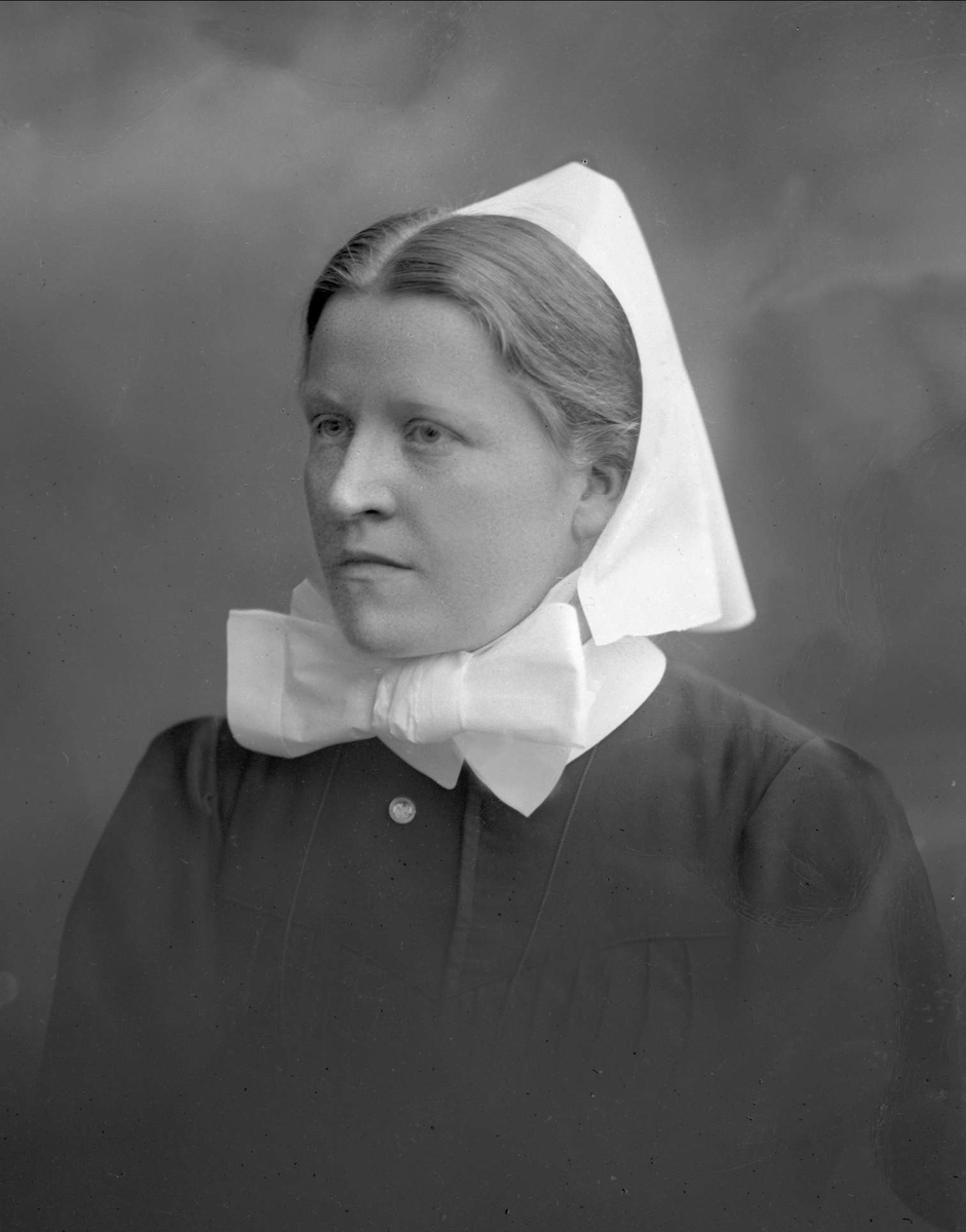Gustav Borgen, Portrett, sykepleier i uniform. Søster Jacobine Gunilsrud.