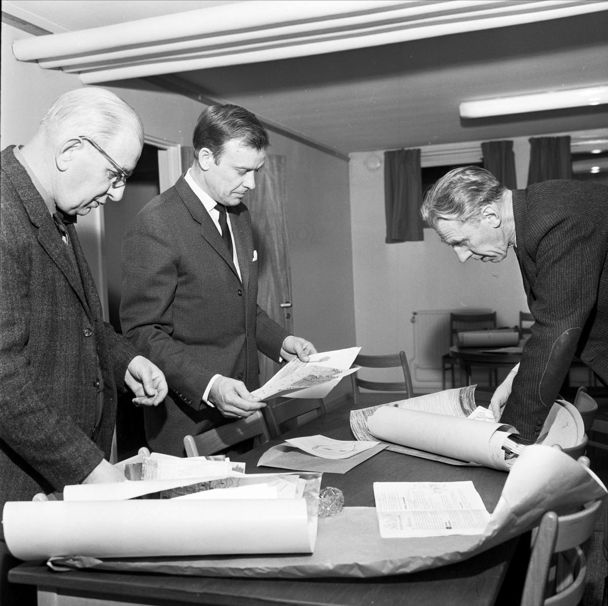 Tierp Arbetarbladet, Three men watch drawings of “young cartoonists,” likely Tierp, Uppland, 1966