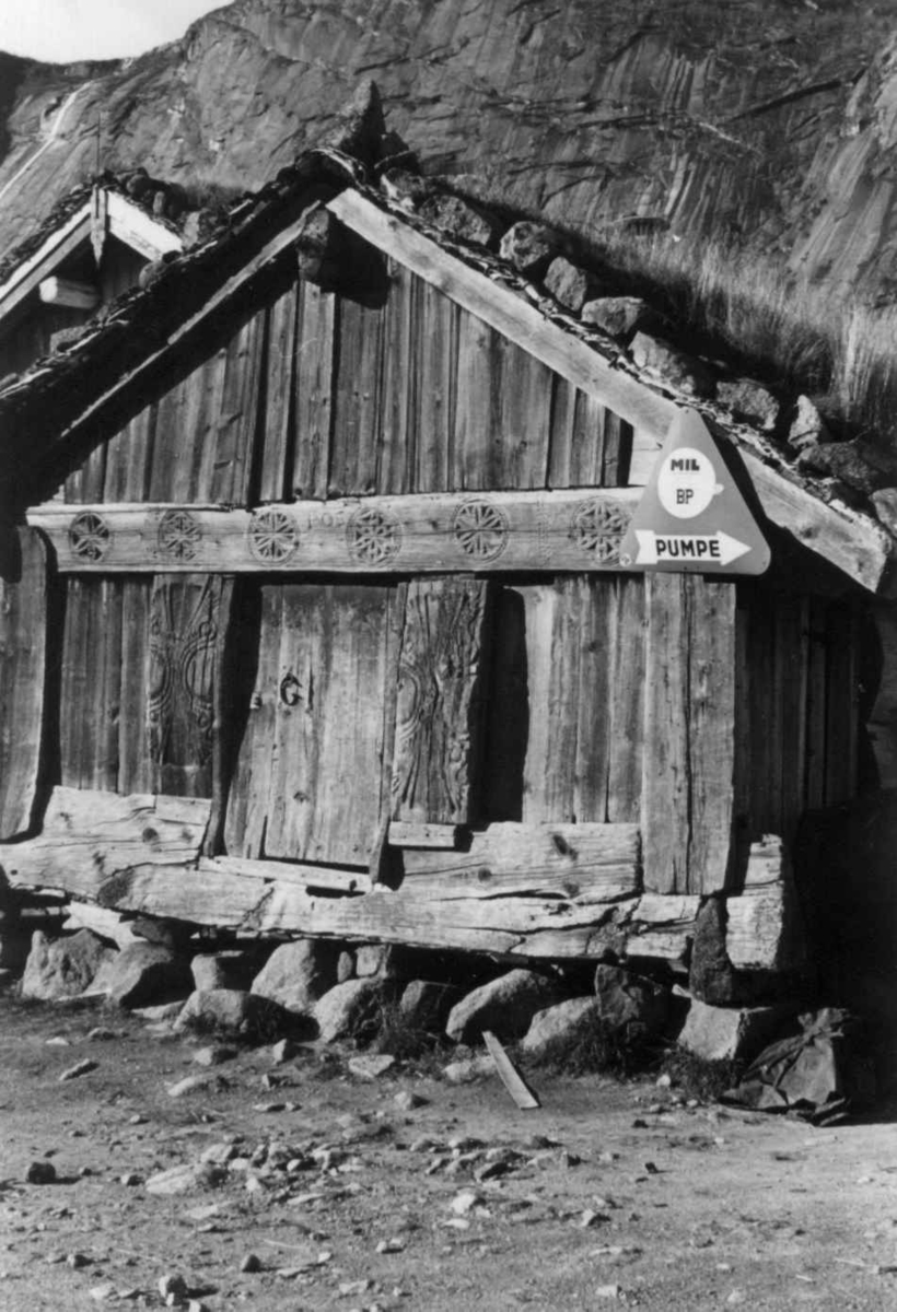 Anna Grostøl, Gammelt stabbur på Kjelleberg, Valle 1938.