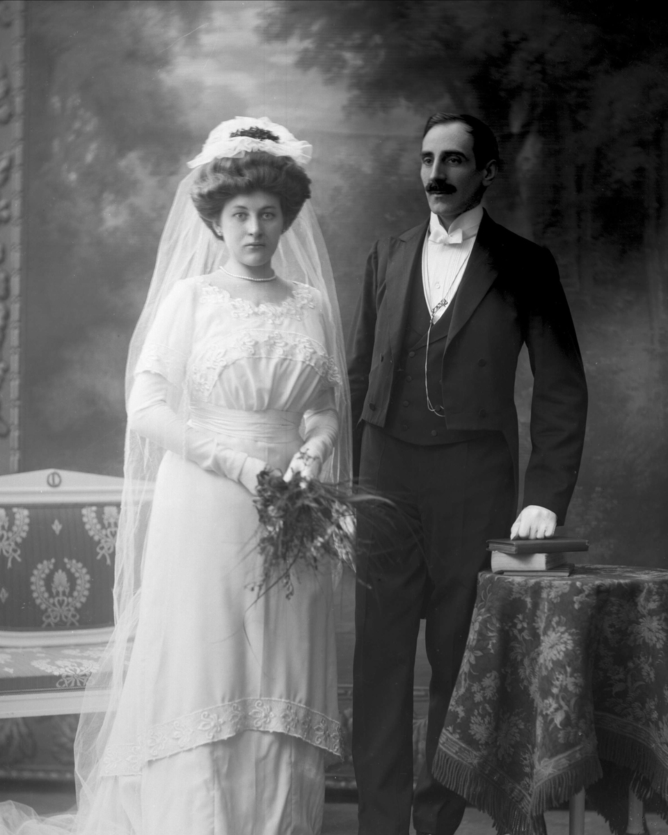 Gustav Borgen, Gruppeportrett, bryllupsbilde. Fritz Albrecht Wilhelm Grevelius Holland og hans kone Hulda Sophie Thorsen.