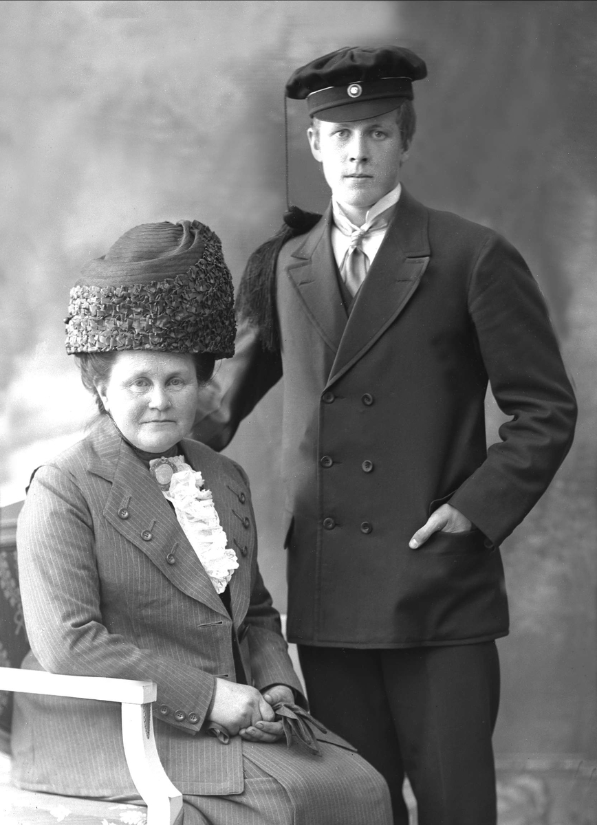 Gustav Borgen, Gruppeportrett, sittende kvinne, mann med studentlue. Mor og sønn (?).