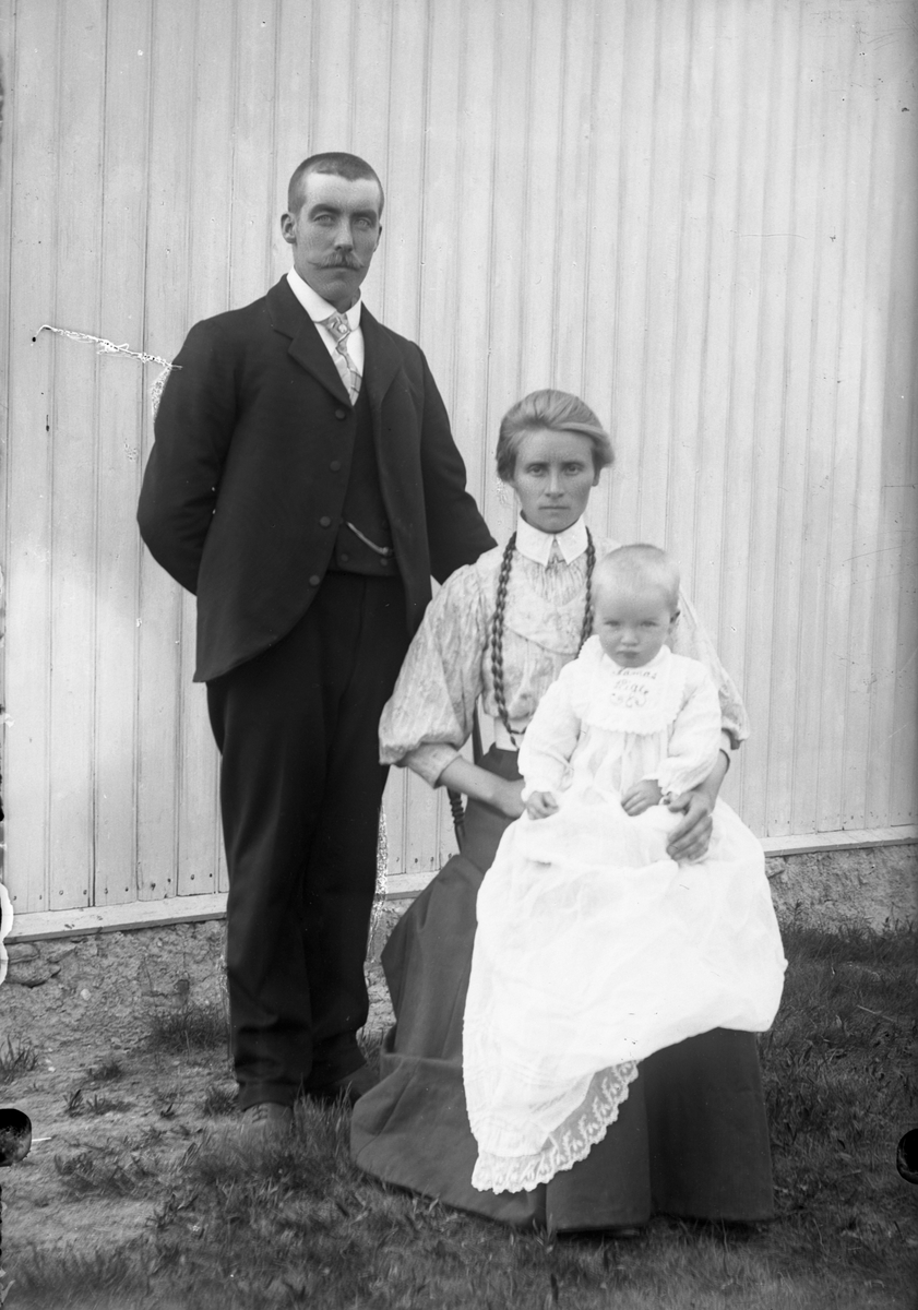 Oscar Holte, Portrett, person, klær,