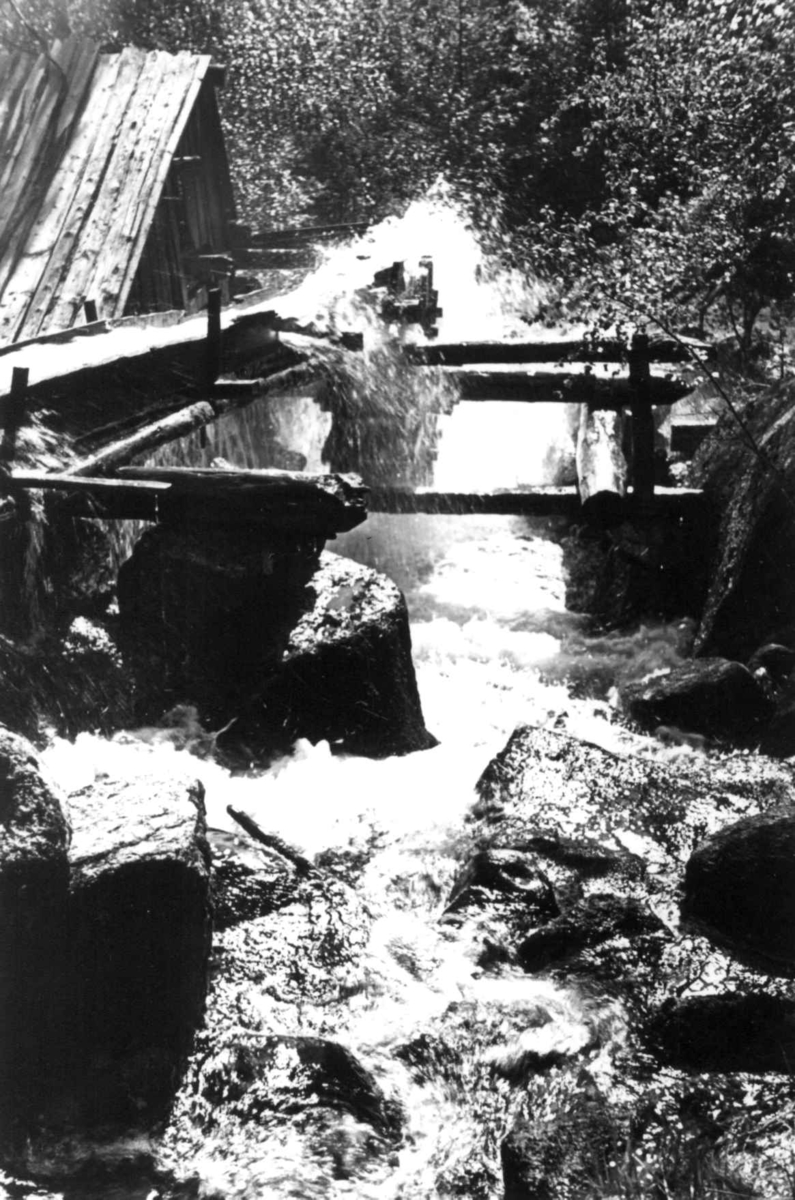 Anna Grostøl, Valle, 1939. Stampe ved fossefall.