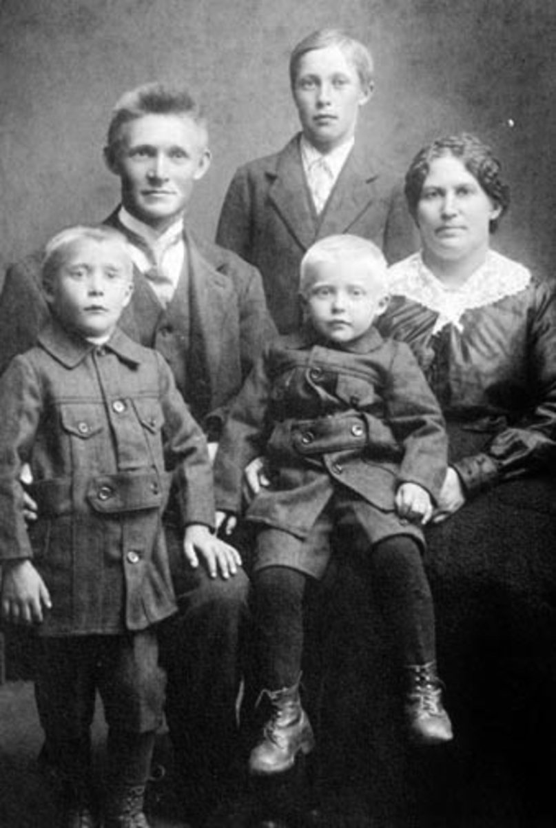 Anno Domkirkeodden, Familien Larsen i Ødegården under Grefsheim, Nes, Hedmark. Rudolf Larsen (1879-1942) og kona Ragna Dorthea Johansdatter (1882-1949) med barna Ludvig f.1902, Lars f.1910 og Mathias (1912-1994).