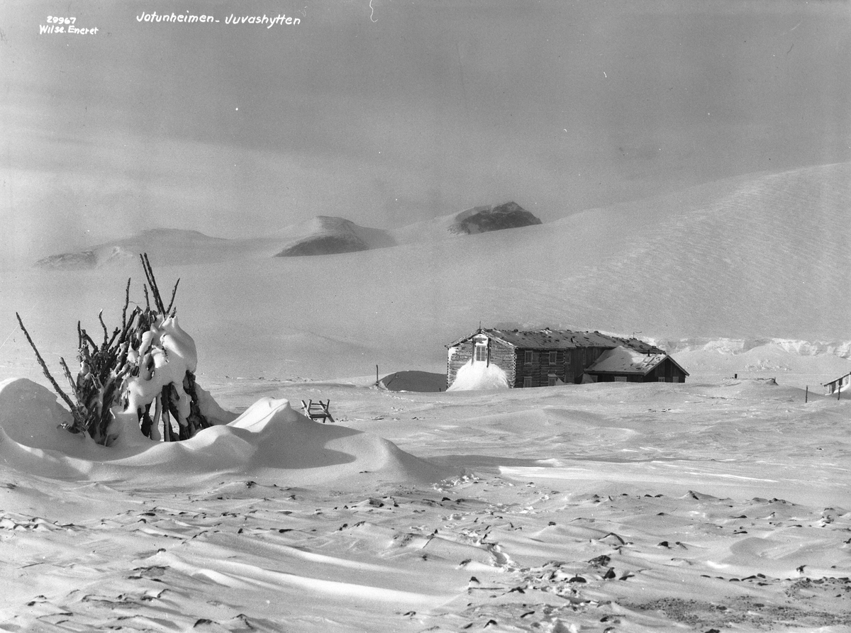 Anders Beer Wilse, Prot: Jotunheimen Vinter - Juvasshytten med Keilhaustop og Svelnosi